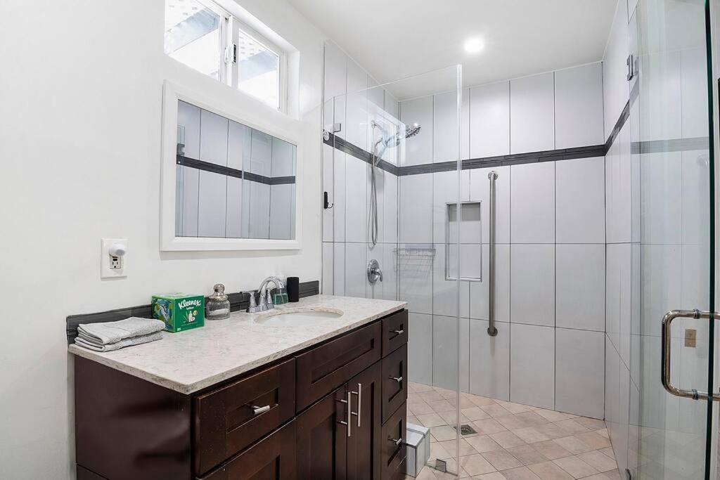Updated 3-bedroom La With Backyard, Bbq & Family-friendly Amenities *