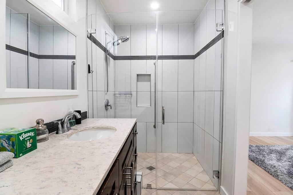 Holiday home Updated 3-bedroom La With Backyard, Bbq & Family-friendly Amenities *