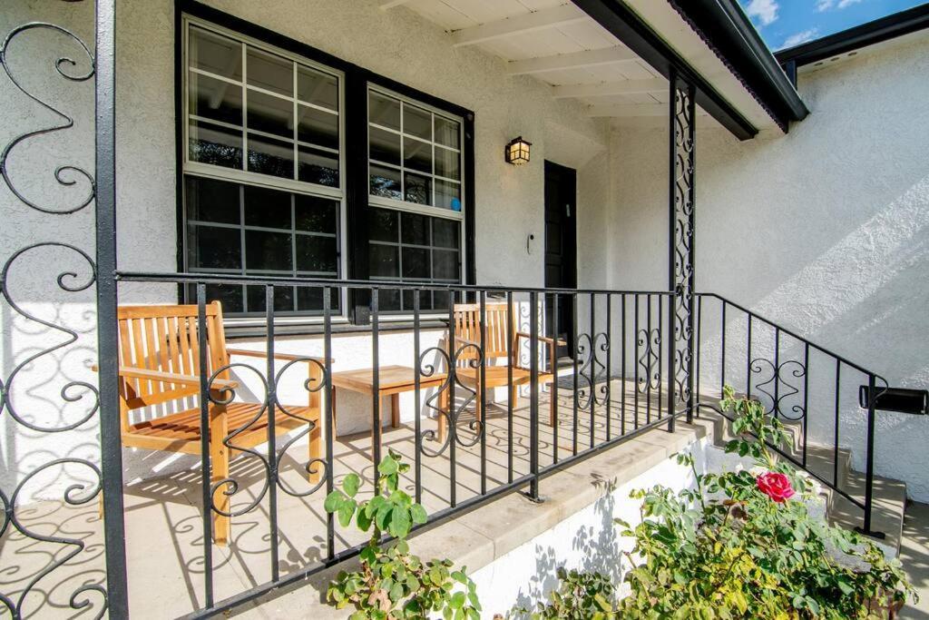 Updated 3-bedroom La With Backyard, Bbq & Family-friendly Amenities Holiday home Los Angeles