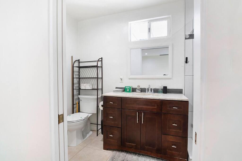 Holiday home Updated 3-bedroom La With Backyard, Bbq & Family-friendly Amenities Los Angeles