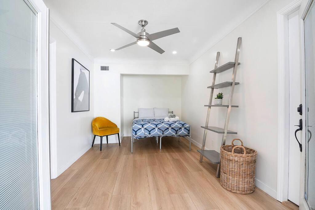 Holiday home Updated 3-bedroom La With Backyard, Bbq & Family-friendly Amenities