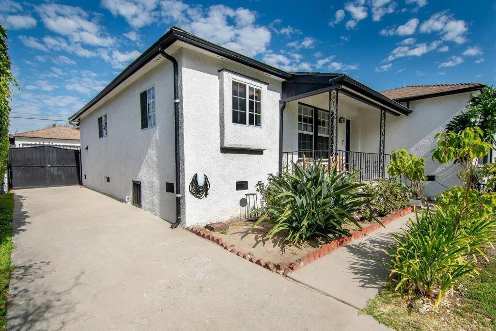 Updated 3-bedroom La With Backyard, Bbq & Family-friendly Amenities Holiday home Los Angeles