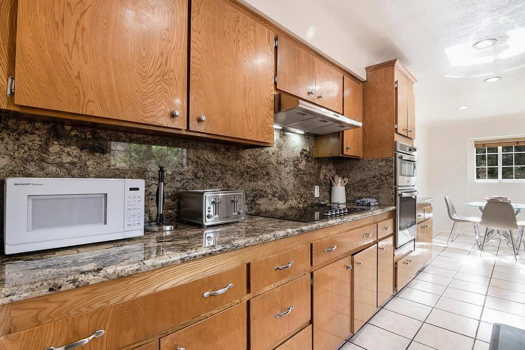 Holiday home Updated 3-bedroom La With Backyard, Bbq & Family-friendly Amenities Los Angeles