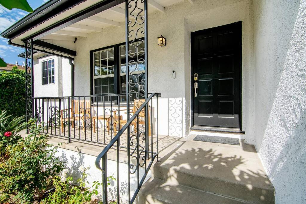 Updated 3-bedroom La With Backyard, Bbq & Family-friendly Amenities Holiday home Los Angeles