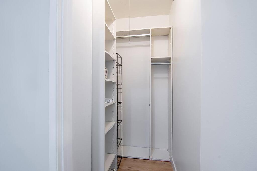 Holiday home Updated 3-bedroom La With Backyard, Bbq & Family-friendly Amenities