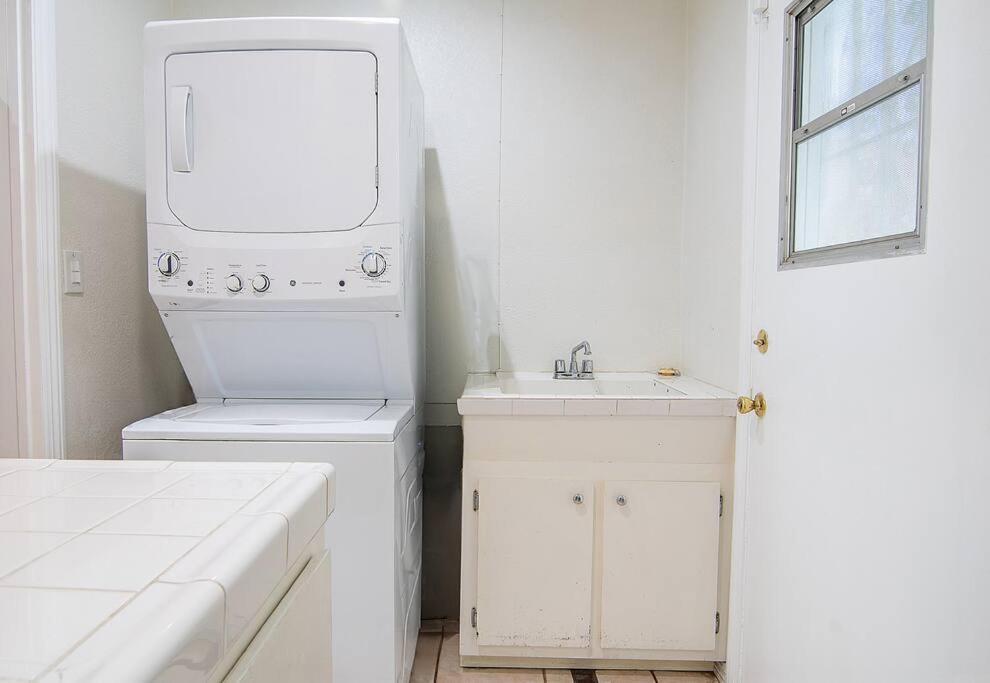 Updated 3-bedroom La With Backyard, Bbq & Family-friendly Amenities Holiday home