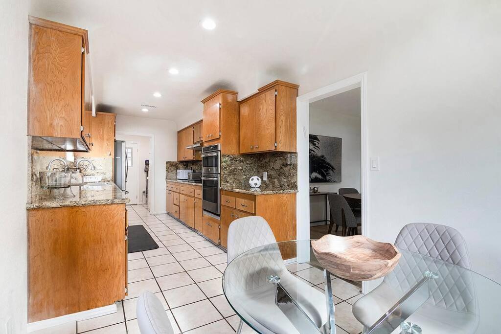 Holiday home Updated 3-bedroom La With Backyard, Bbq & Family-friendly Amenities *