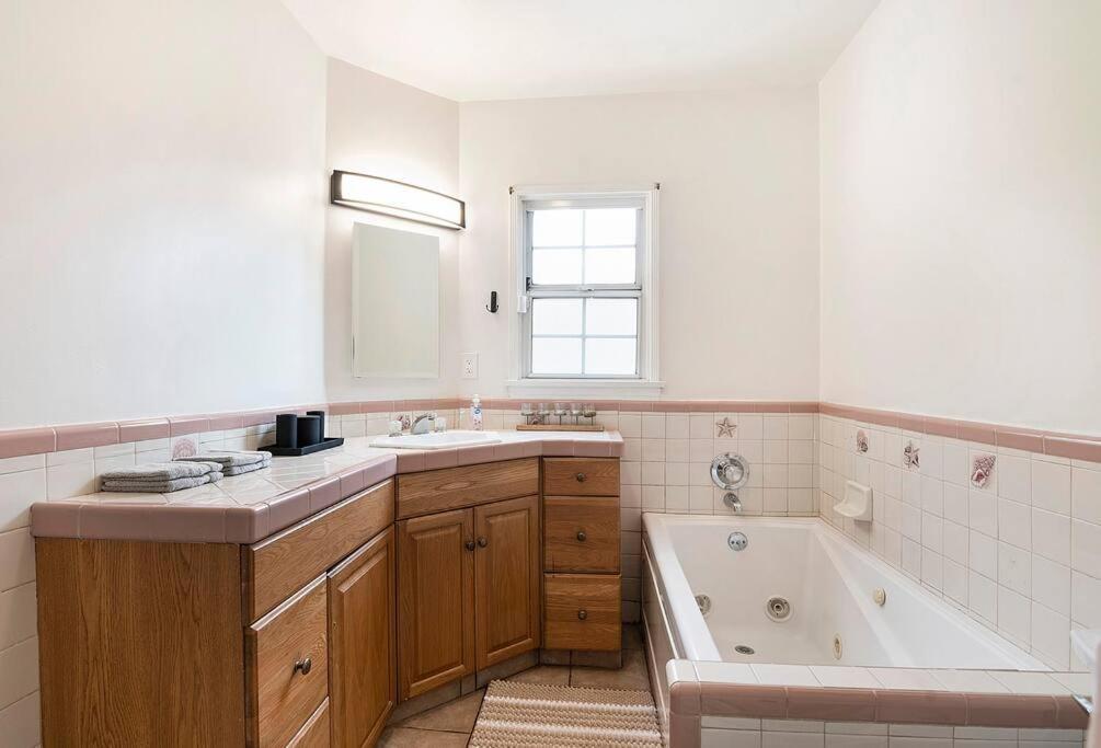 Updated 3-bedroom La With Backyard, Bbq & Family-friendly Amenities Holiday home Los Angeles