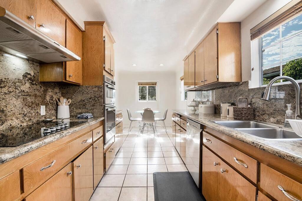 Updated 3-bedroom La With Backyard, Bbq & Family-friendly Amenities