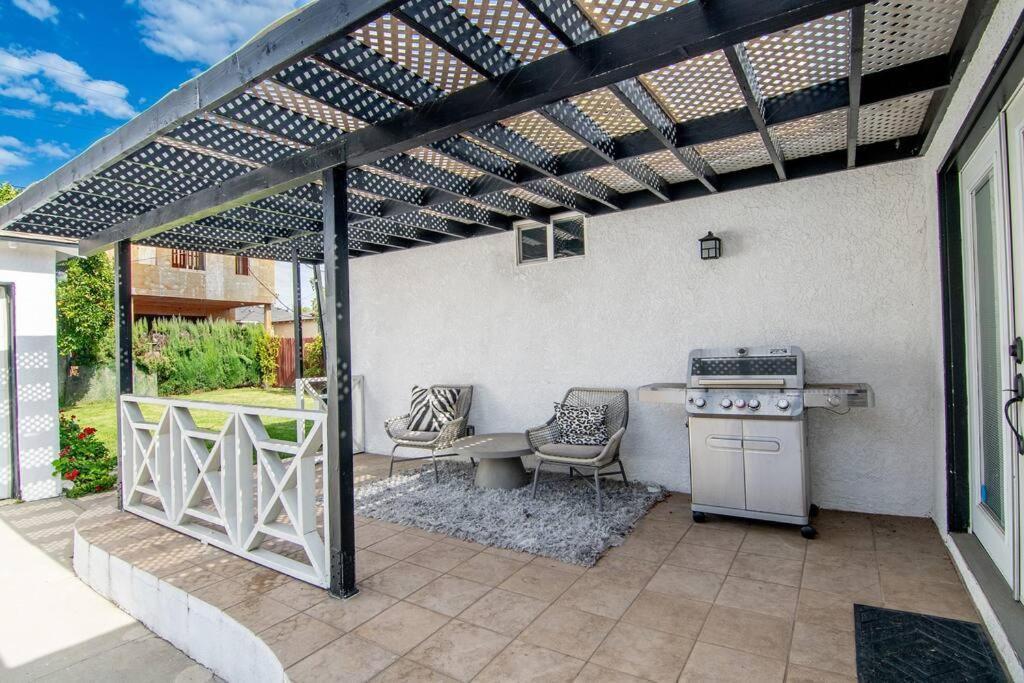 Updated 3-bedroom La With Backyard, Bbq & Family-friendly Amenities Los Angeles