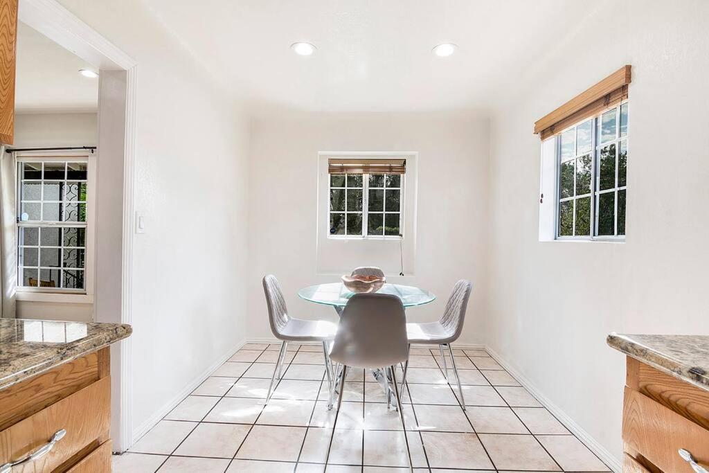 Updated 3-bedroom La With Backyard, Bbq & Family-friendly Amenities Holiday home