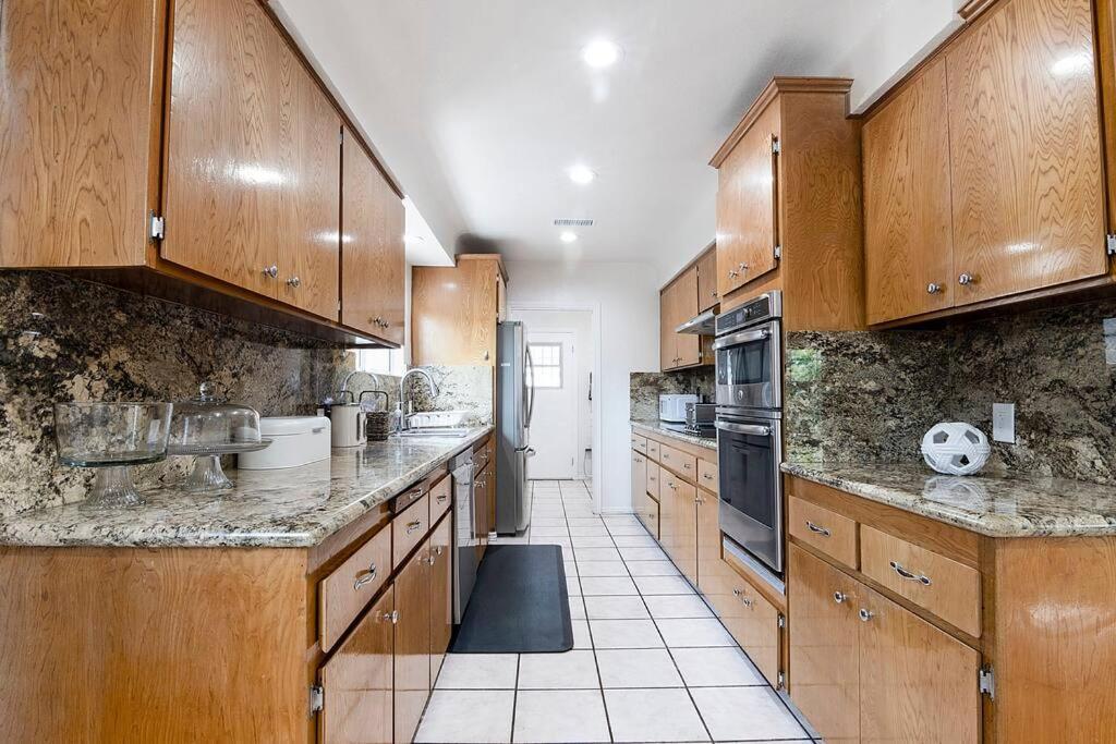 Holiday home Updated 3-bedroom La With Backyard, Bbq & Family-friendly Amenities