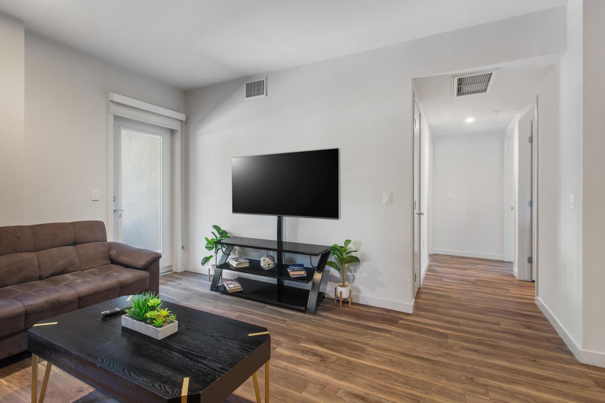 Luxury 2 Bedroom At The Heart Of Melrose Boulevard *