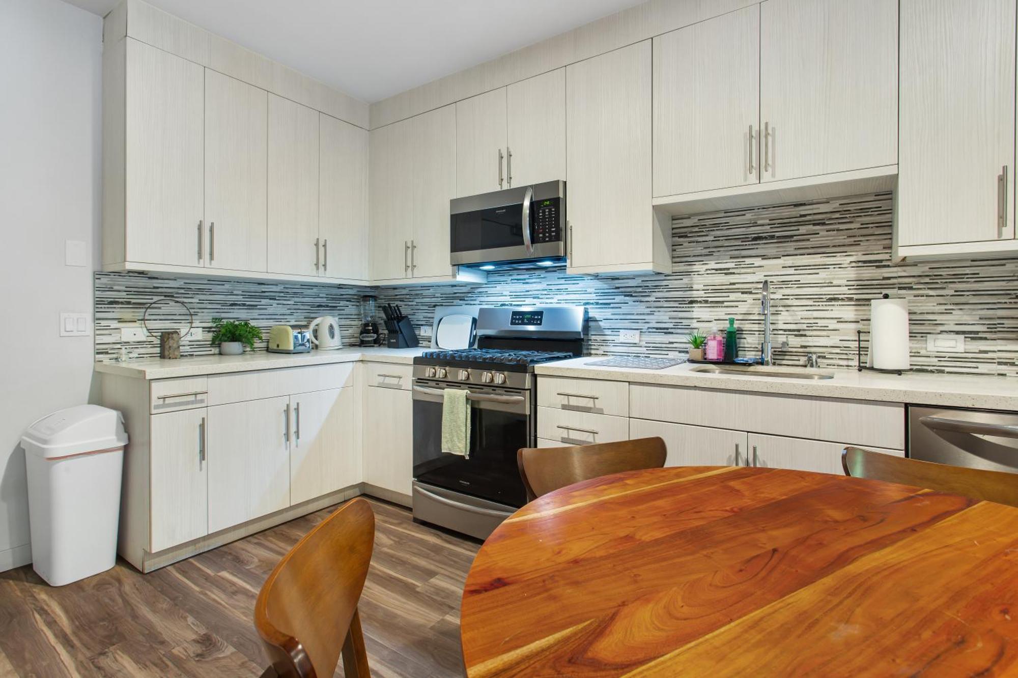 Luxury 2 Bedroom At The Heart Of Melrose Boulevard Capsule hotel