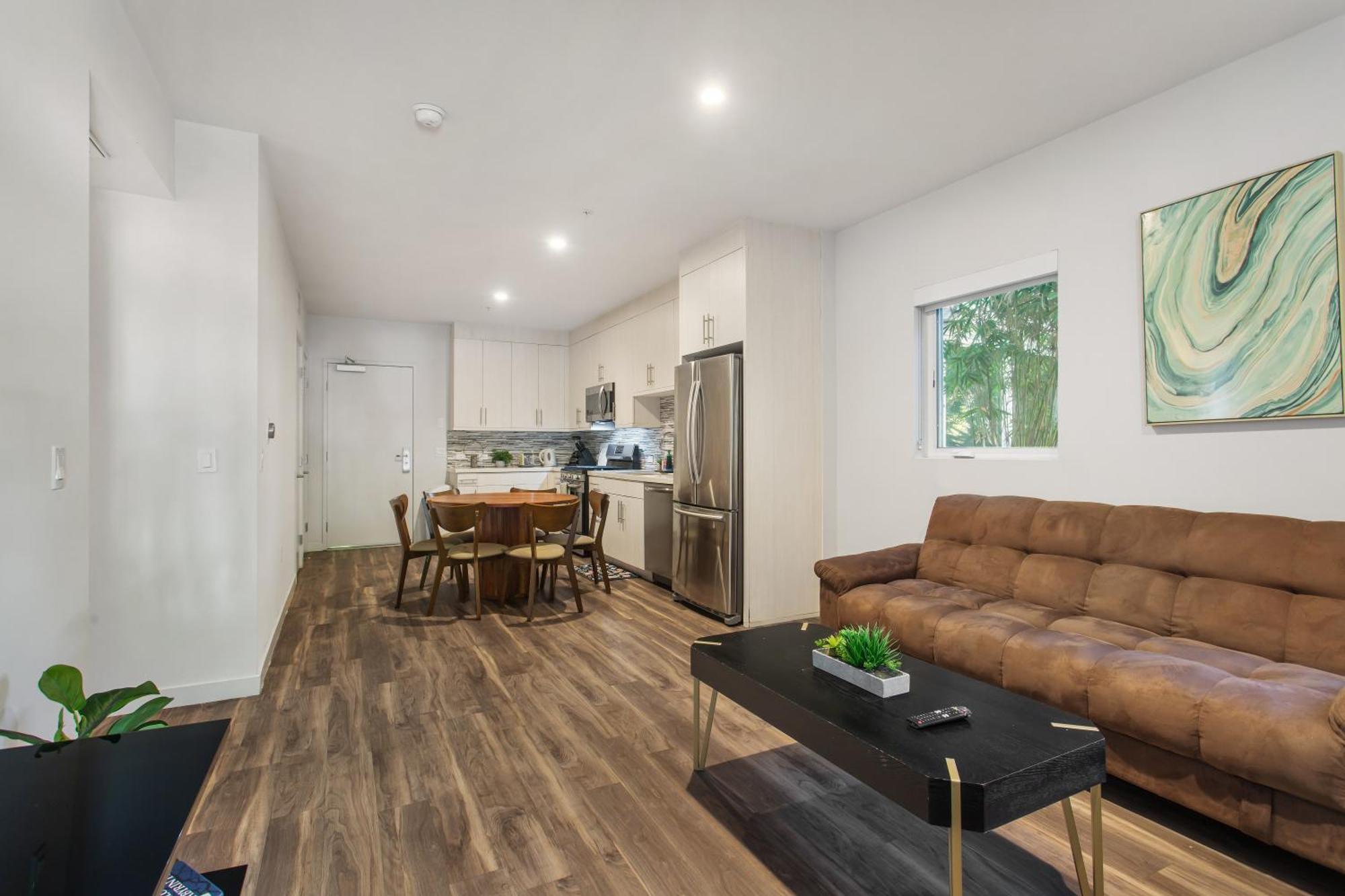 Capsule hotel Luxury 2 Bedroom At The Heart Of Melrose Boulevard *