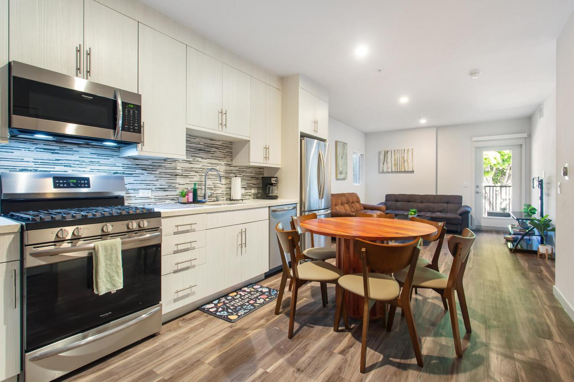 Luxury 2 Bedroom At The Heart Of Melrose Boulevard Capsule hotel *