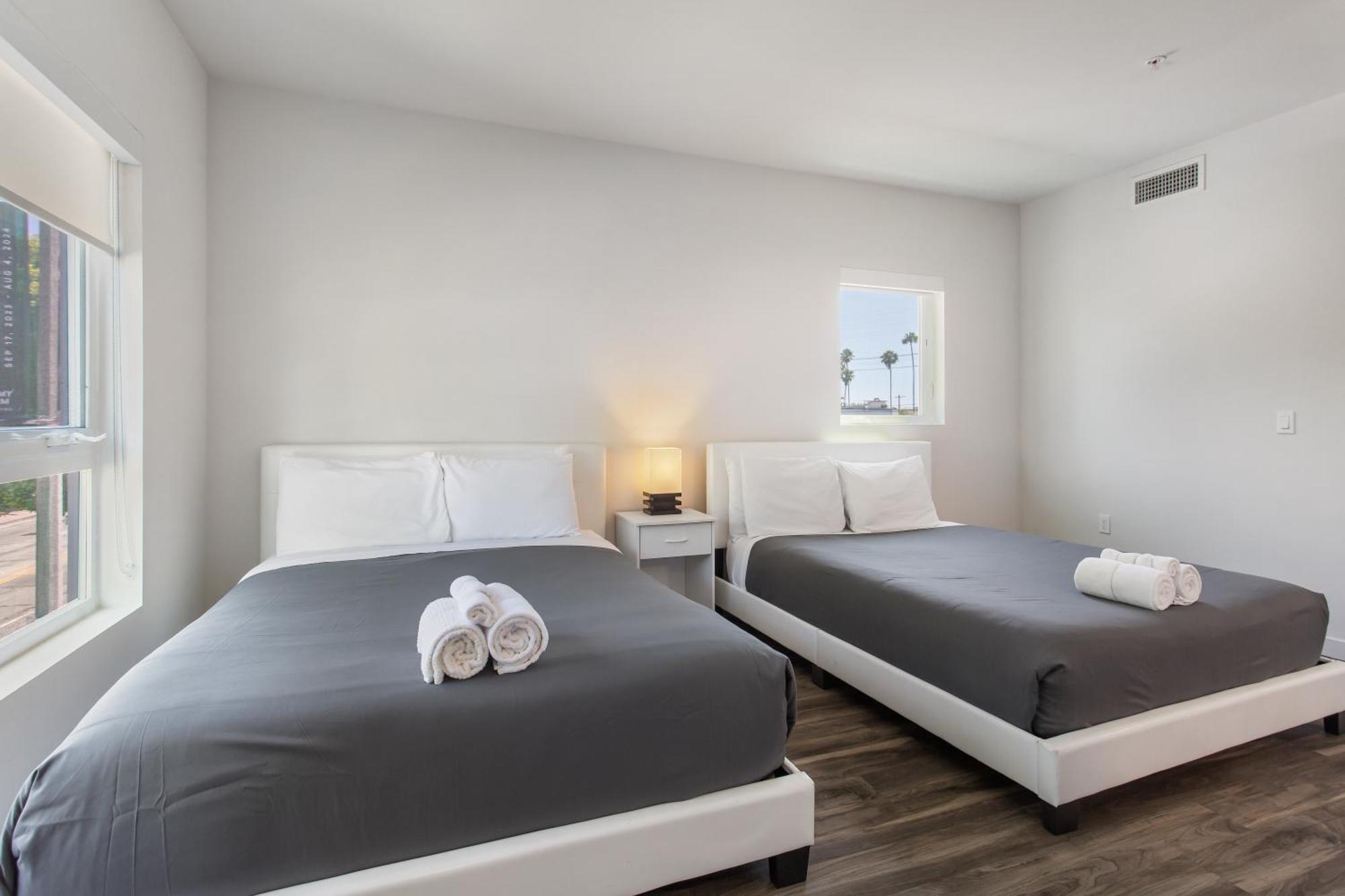 Capsule hotel Luxury 2 Bedroom At The Heart Of Melrose Boulevard *