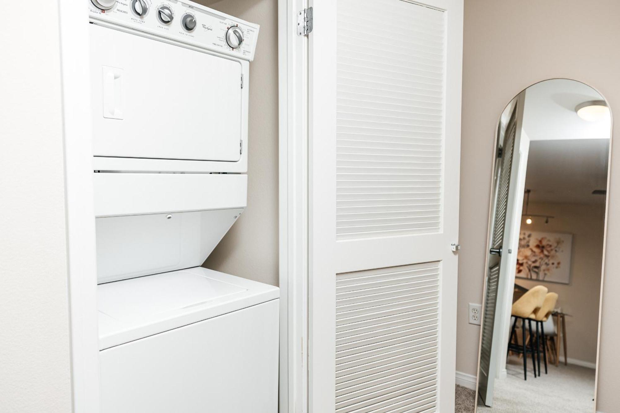 Luxury One Bedroom Minutes From The Grove Apartment