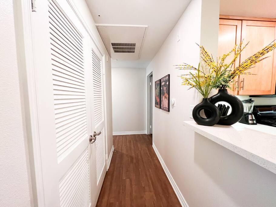 Apartment 2 Bd 2 Ba In The Heart Of Encino 104 *
