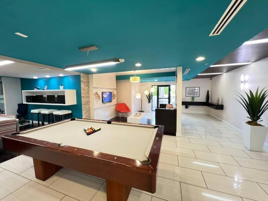 2 Bd 2 Ba In The Heart Of Encino 104 *