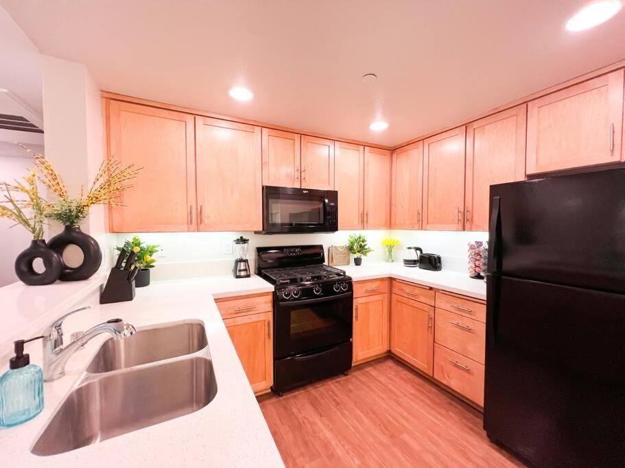 2 Bd 2 Ba In The Heart Of Encino 104 Los Angeles