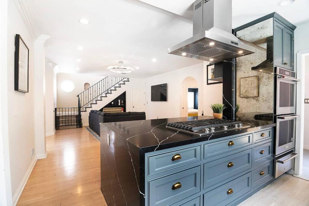 Spacious 6-bedroom La With Fire Pit, Kids' Playground, And Outdoor Dining