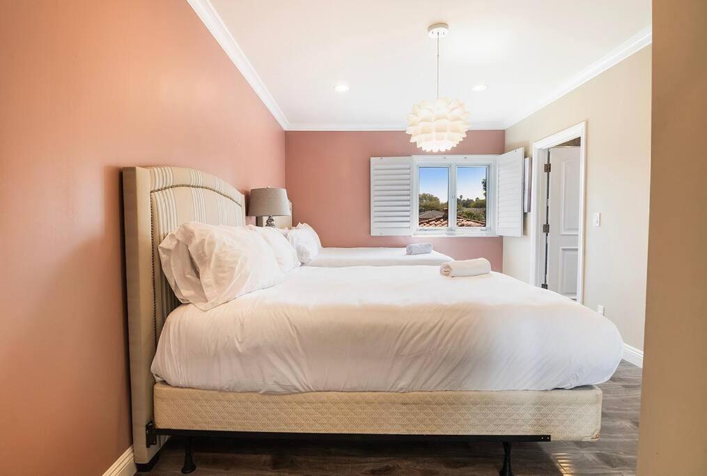 Spacious 6-bedroom La With Fire Pit, Kids' Playground, And Outdoor Dining Villa