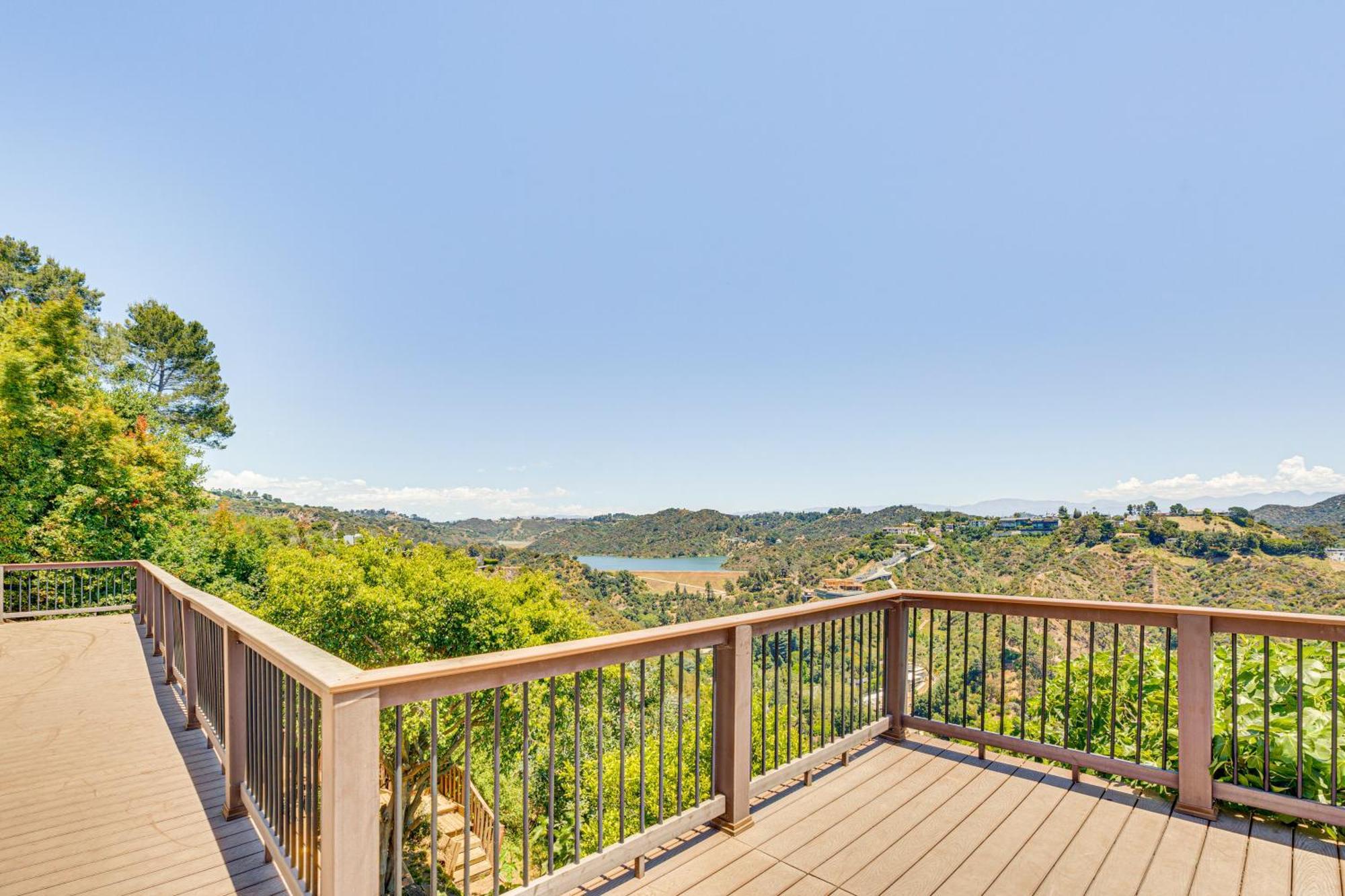 Angeles With Private Pool, Mtn And View! Los Angeles