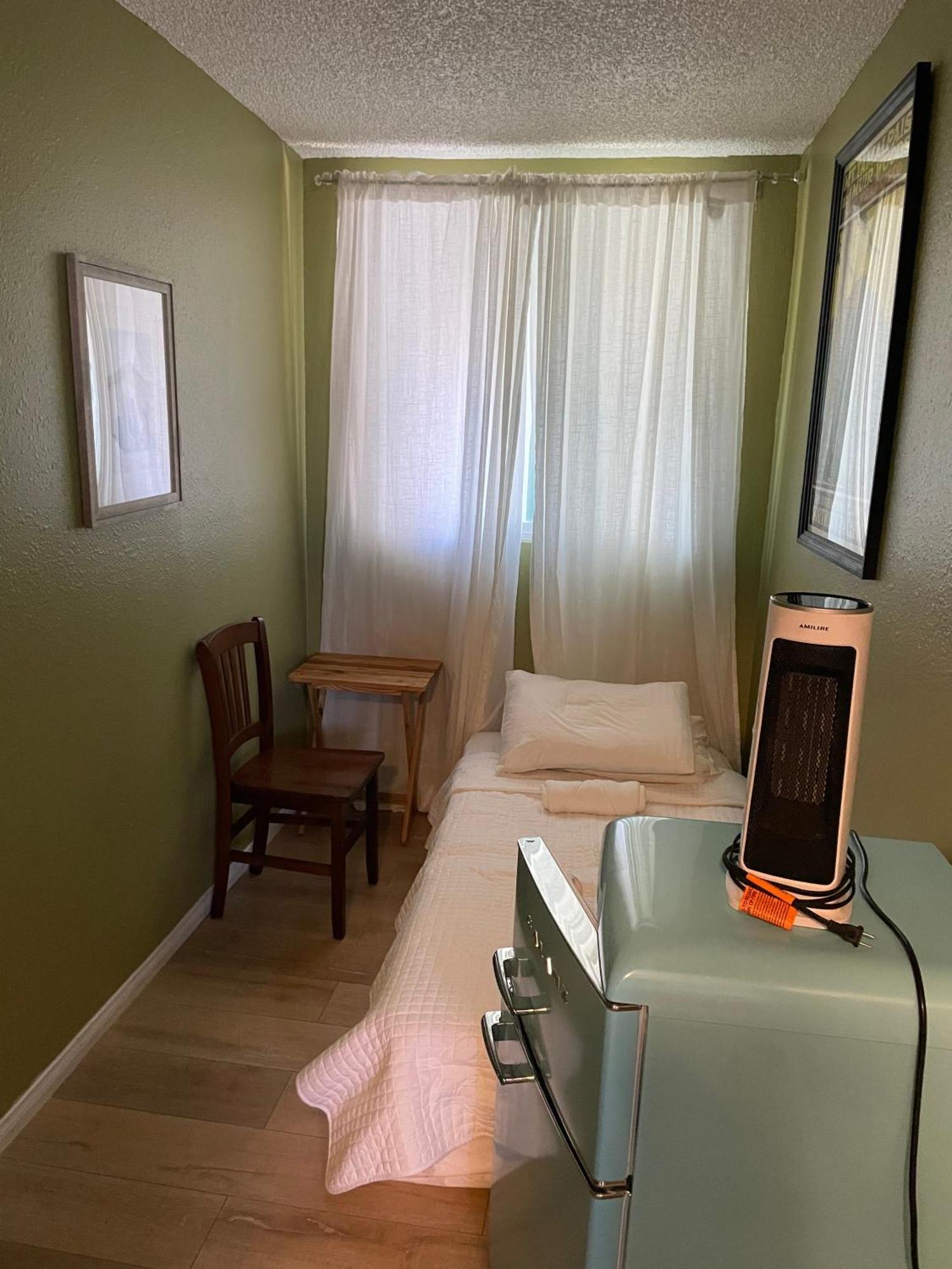 Private In Angeles With Wifi And Ac And Private Fridge!!! Homestay