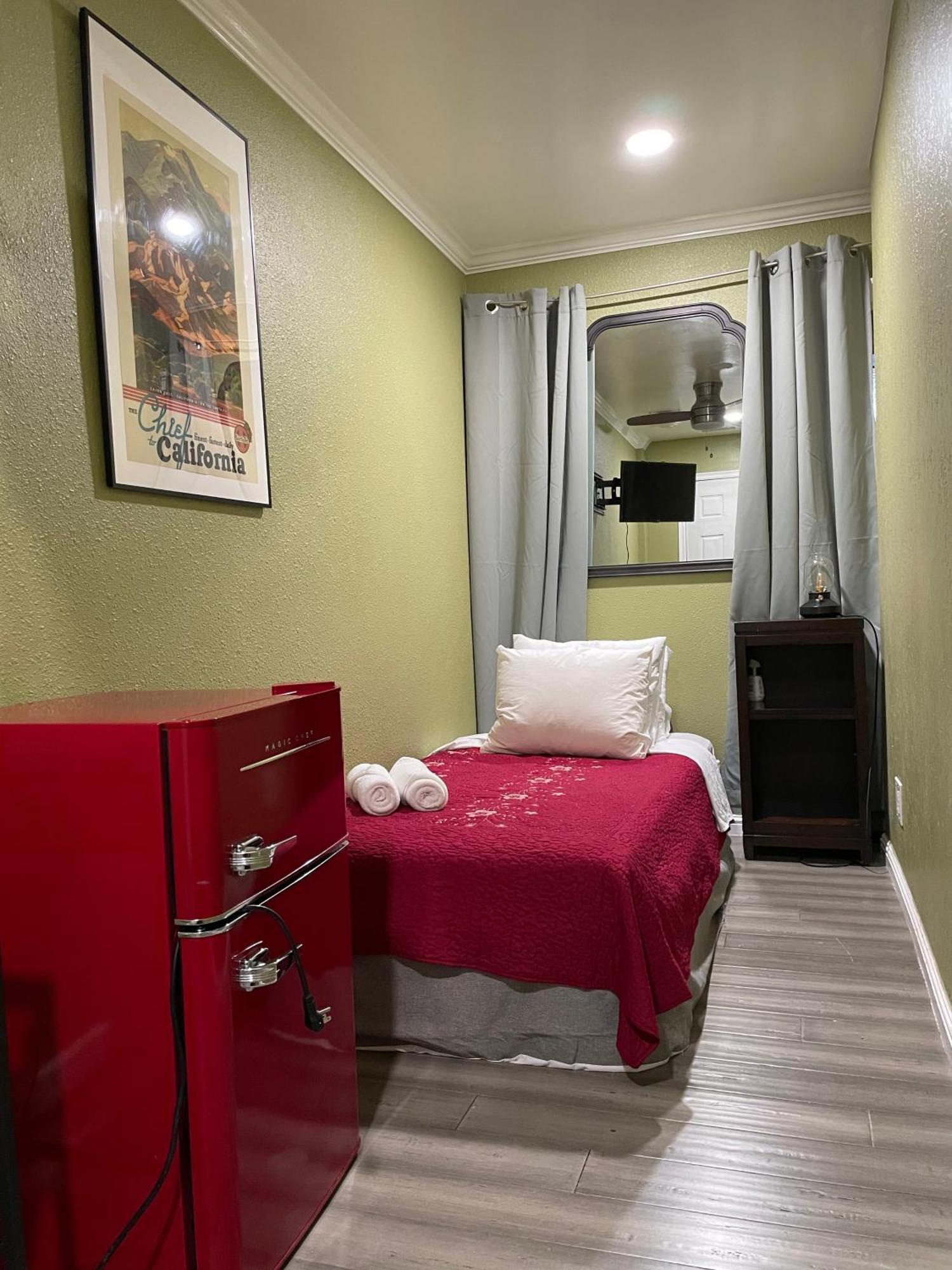 Private In Angeles With Wifi And Ac And Private Fridge!!! Homestay *