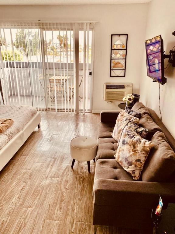 Apartment Charming Hollywood Studio With Pool, Balcony, & View