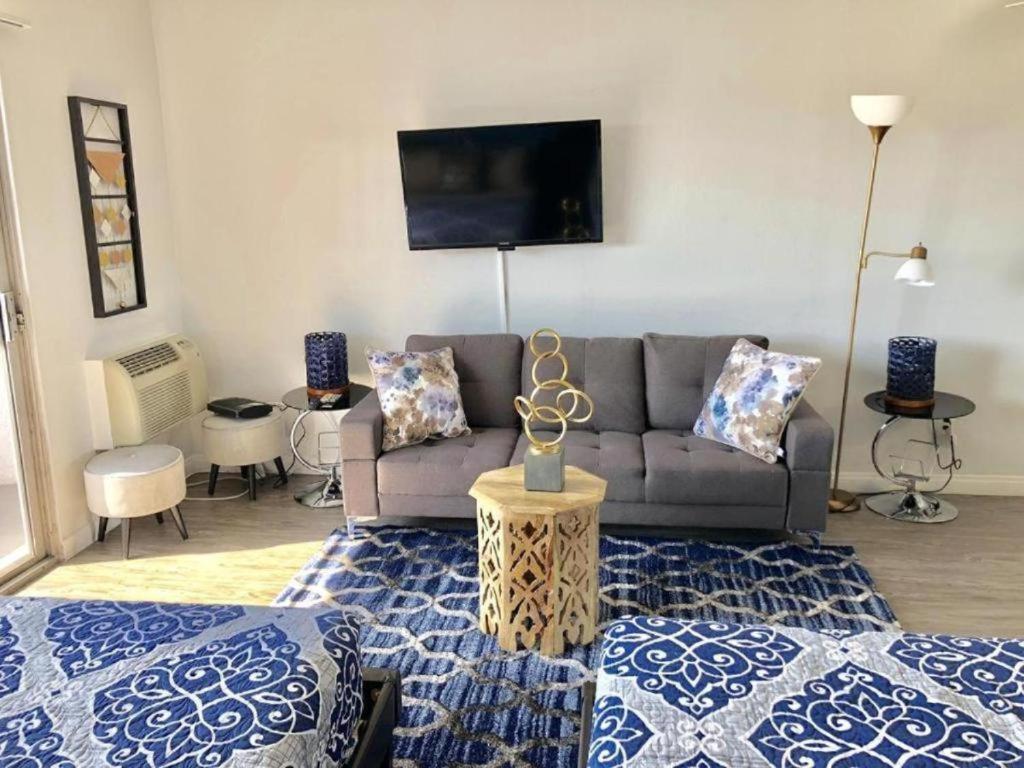 Charming Hollywood Studio With Pool, Balcony, & View *
