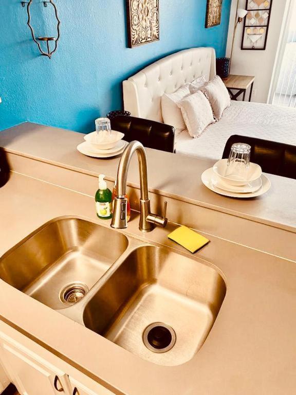 Charming Hollywood Studio With Pool, Balcony, & View