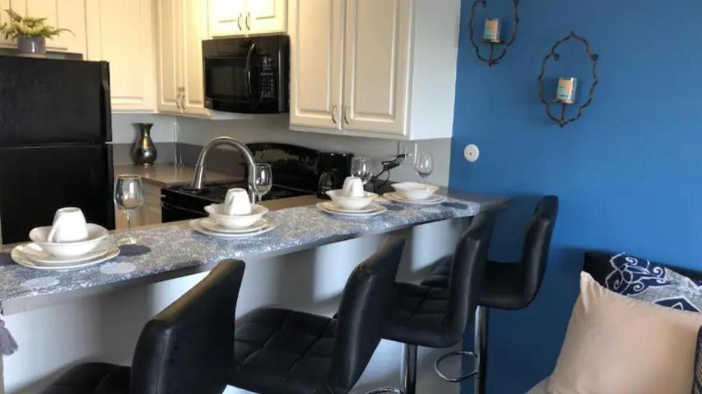 Charming Hollywood Studio With Pool, Balcony, & View Apartment