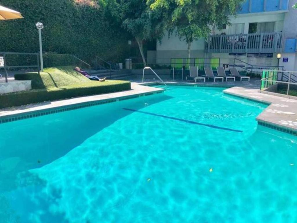 Charming Hollywood Studio With Pool, Balcony, & View