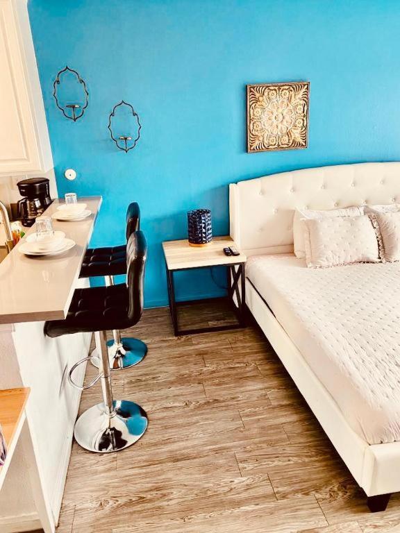Charming Hollywood Studio With Pool, Balcony, & View Apartment Los Angeles