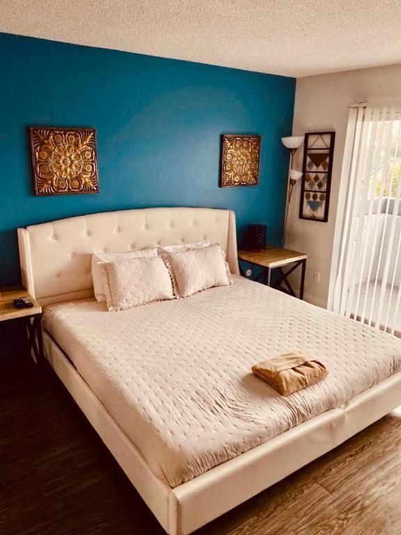 Charming Hollywood Studio With Pool, Balcony, & View Los Angeles