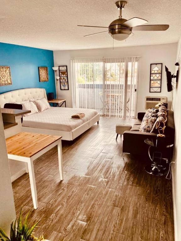 Charming Hollywood Studio With Pool, Balcony, & View Apartment *