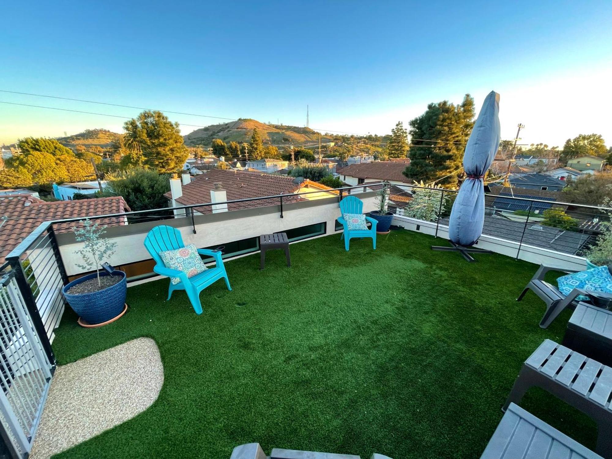 Cozy With Rooftop Deck Apartment