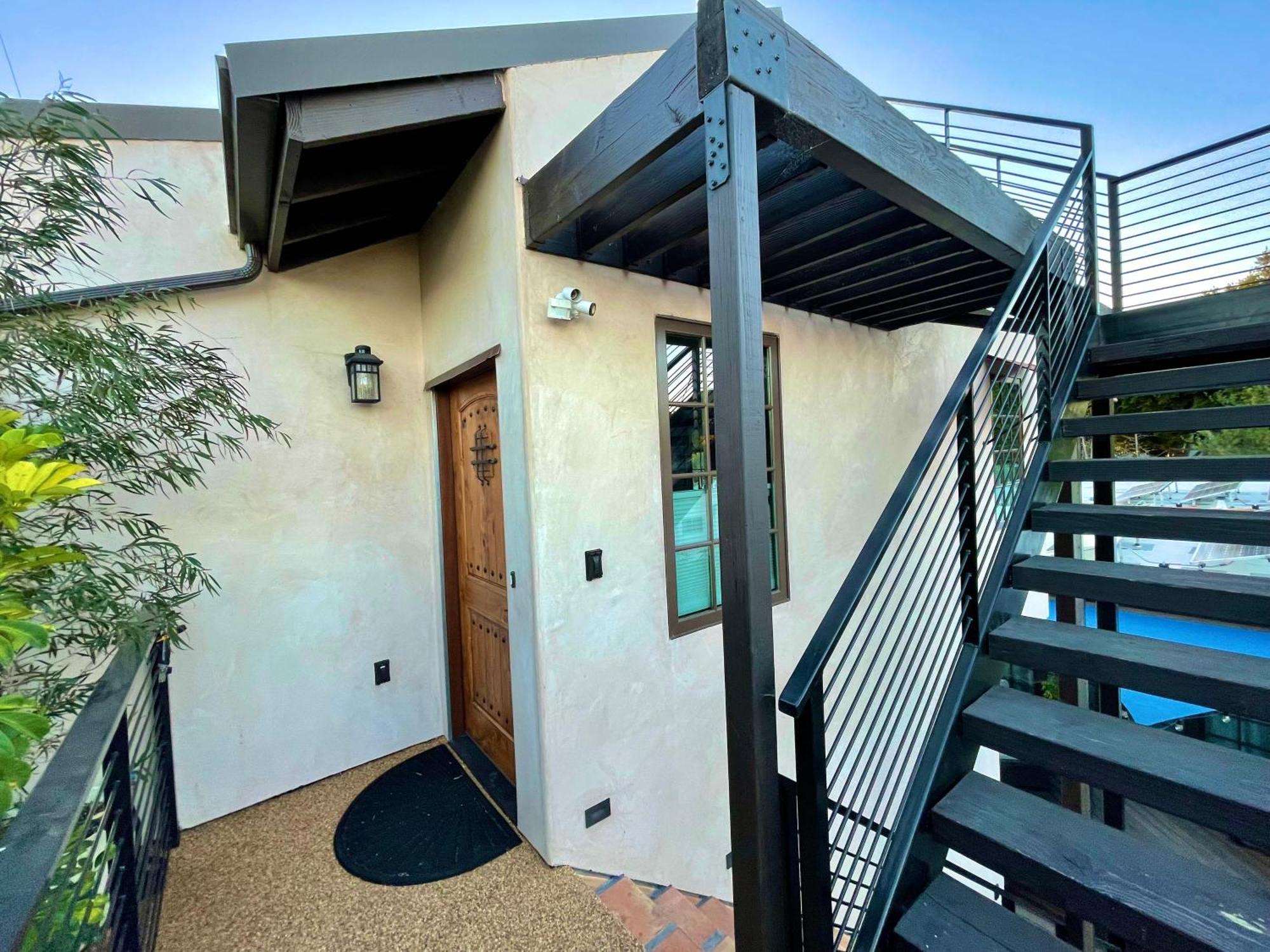 Cozy With Rooftop Deck Apartment *
