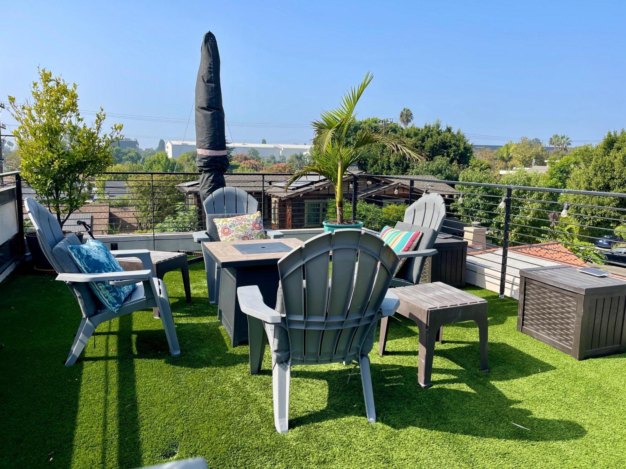 Apartment Cozy With Rooftop Deck