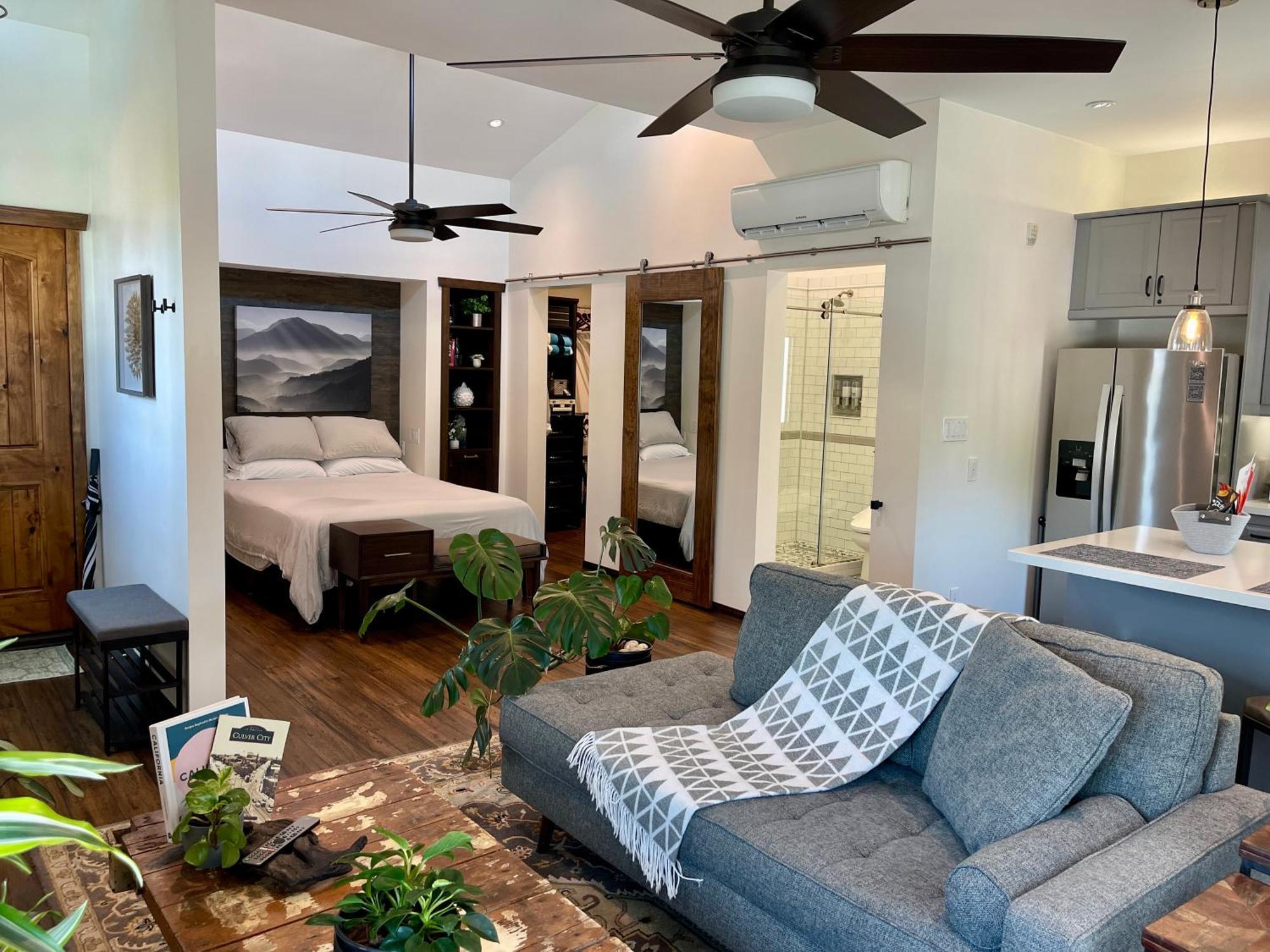 Cozy With Rooftop Deck Apartment *