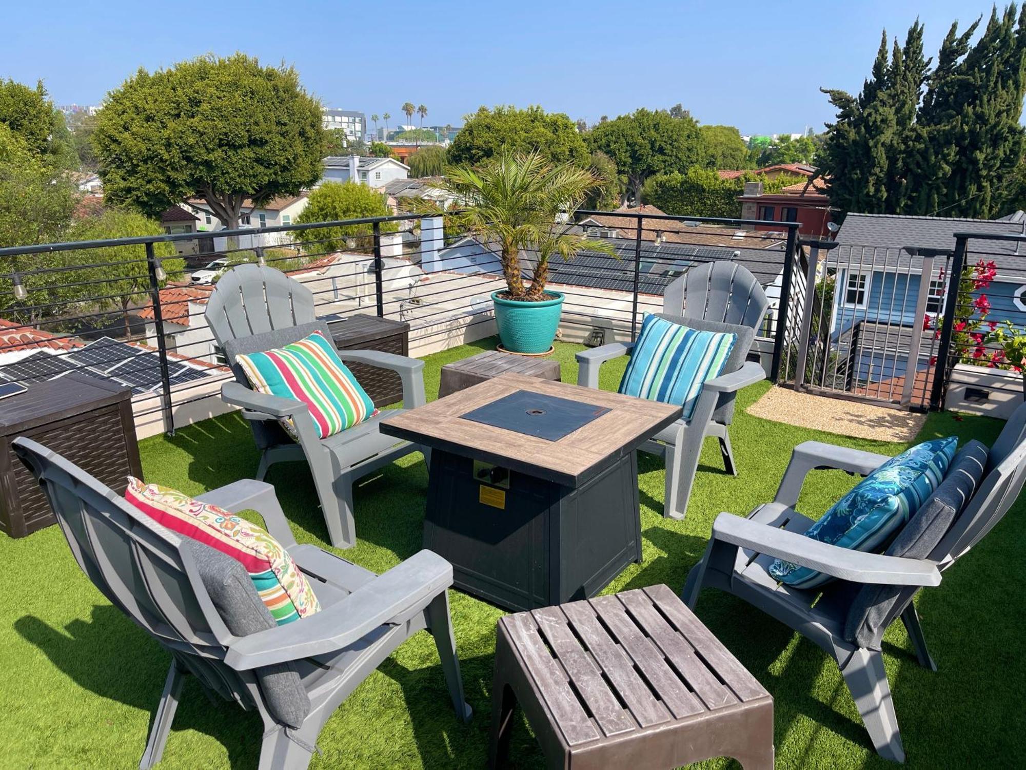 Cozy With Rooftop Deck *