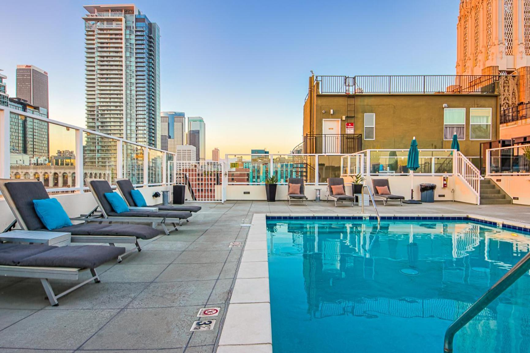 Downtown Escape - 2br W Skyline Views & Hot Tub *