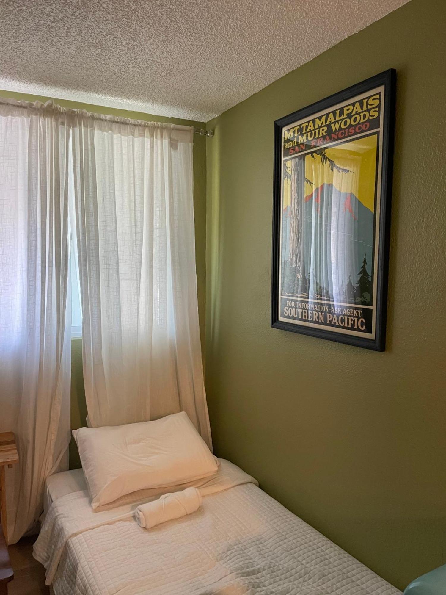 Homestay Private In Angeles With Wifi And Ac And Private Fridge!!!