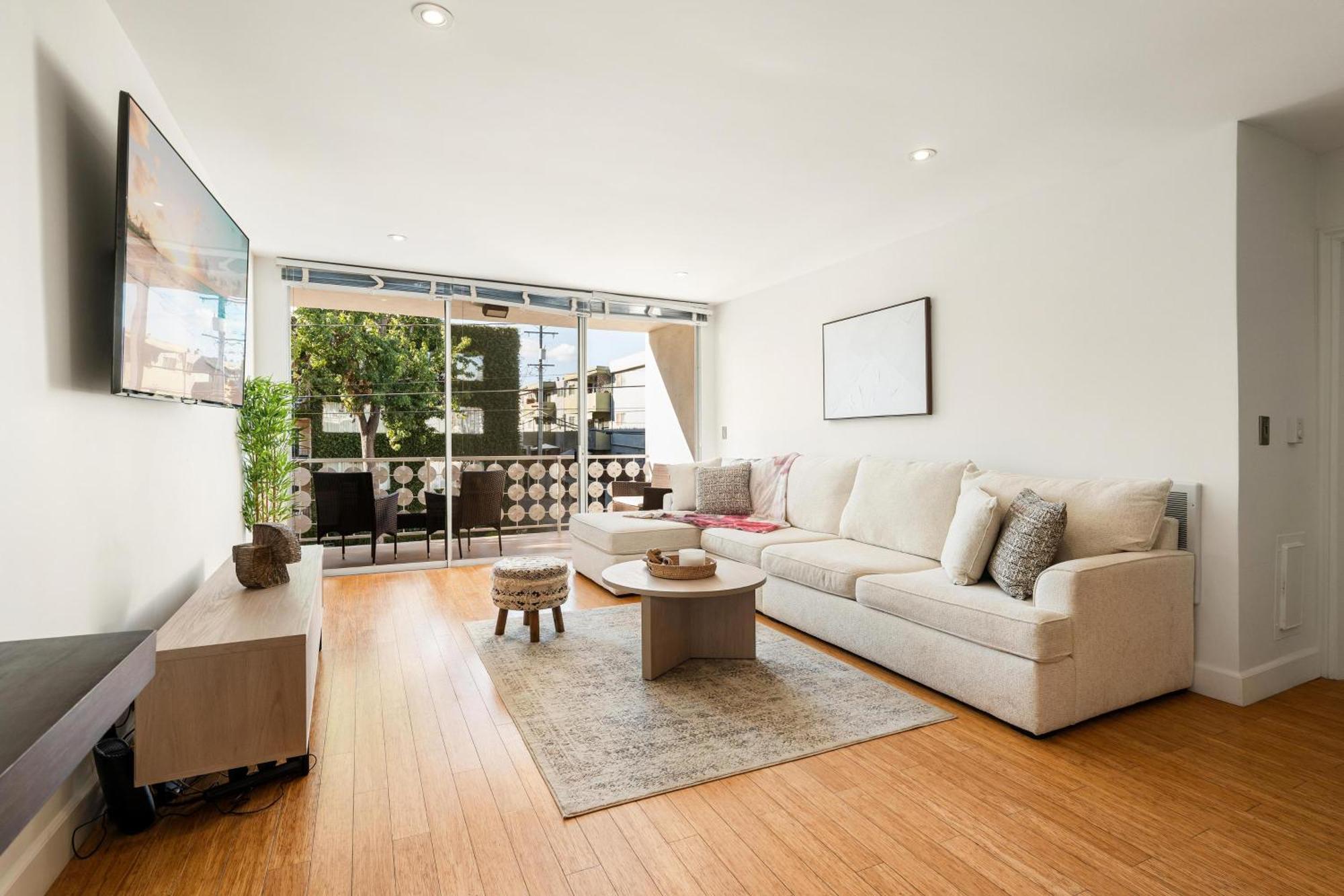Beachfront Bliss Spacious 2br In Santa Monica Los Angeles