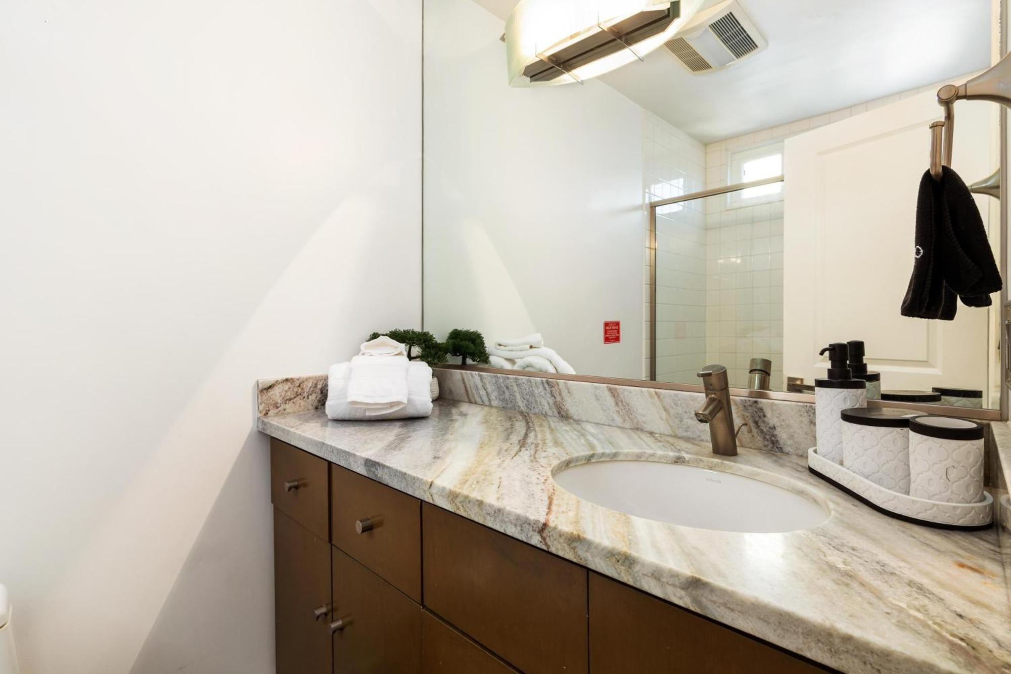Beachfront Bliss Spacious 2br In Santa Monica Los Angeles