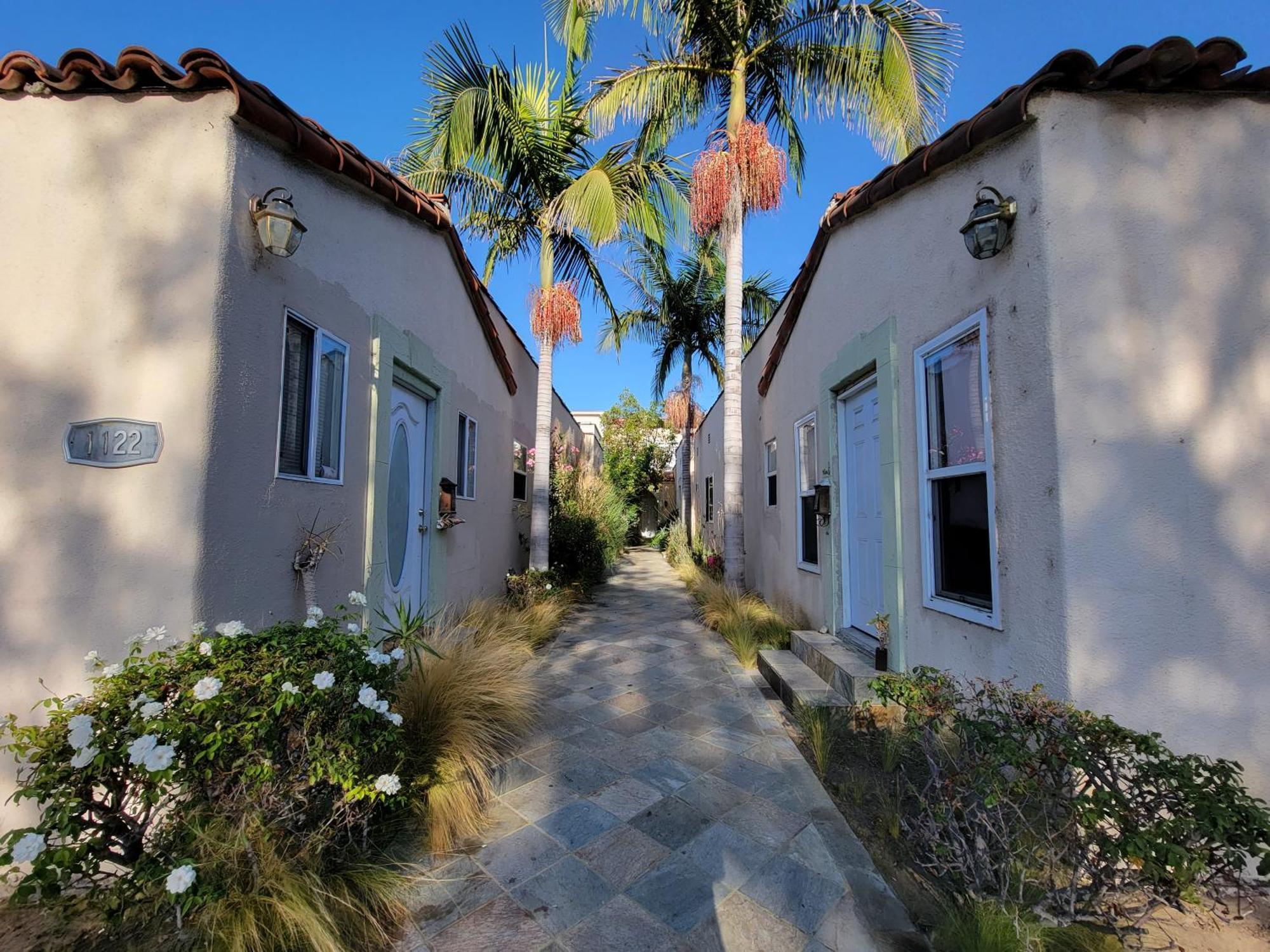 5 Minutes To Rodeo Drive! 2 Bedroom Man Cave Beverly Hills Adj Apartment Los Angeles