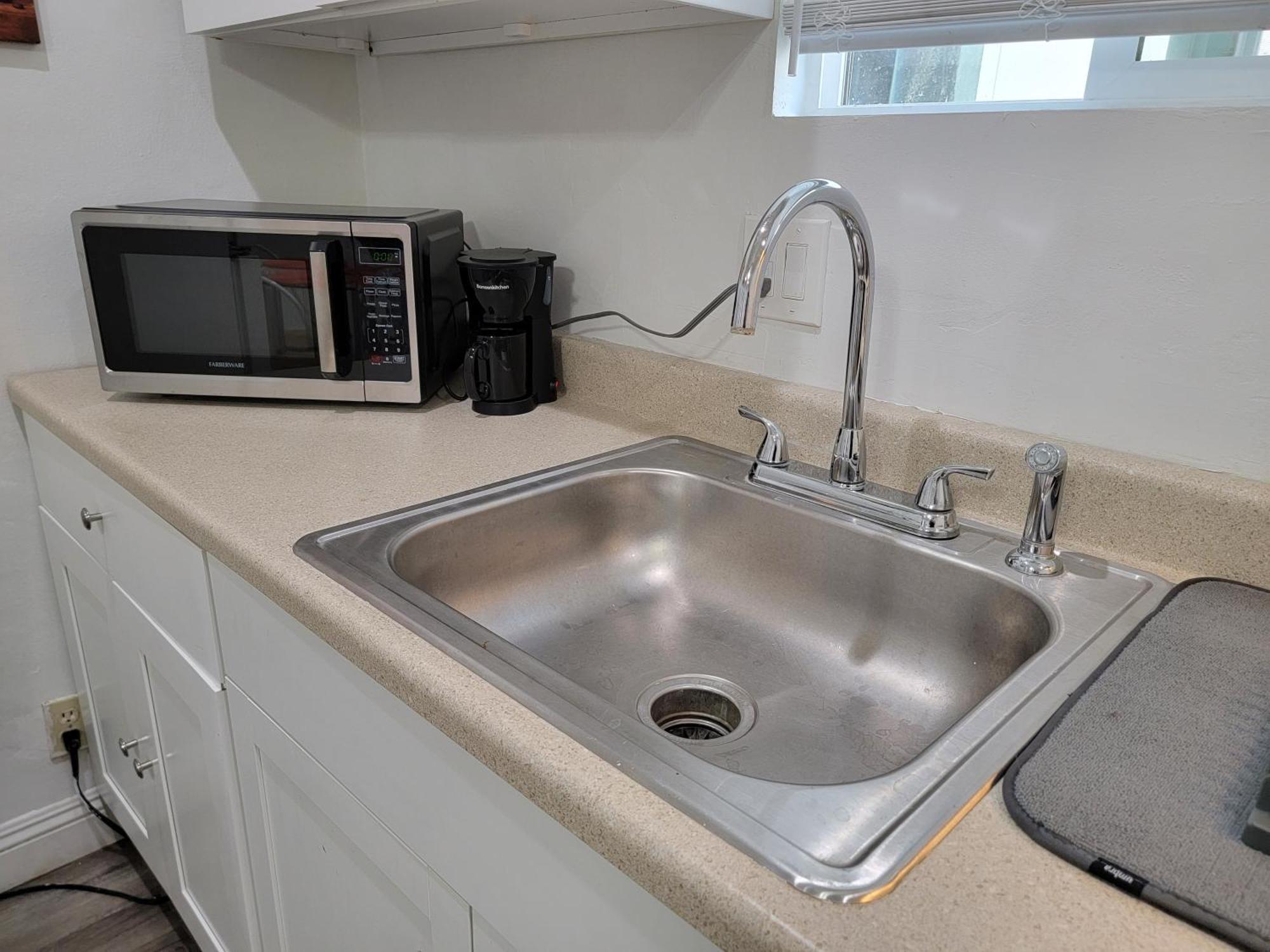 5 Minutes To Rodeo Drive! 2 Bedroom Man Cave Beverly Hills Adj Apartment *