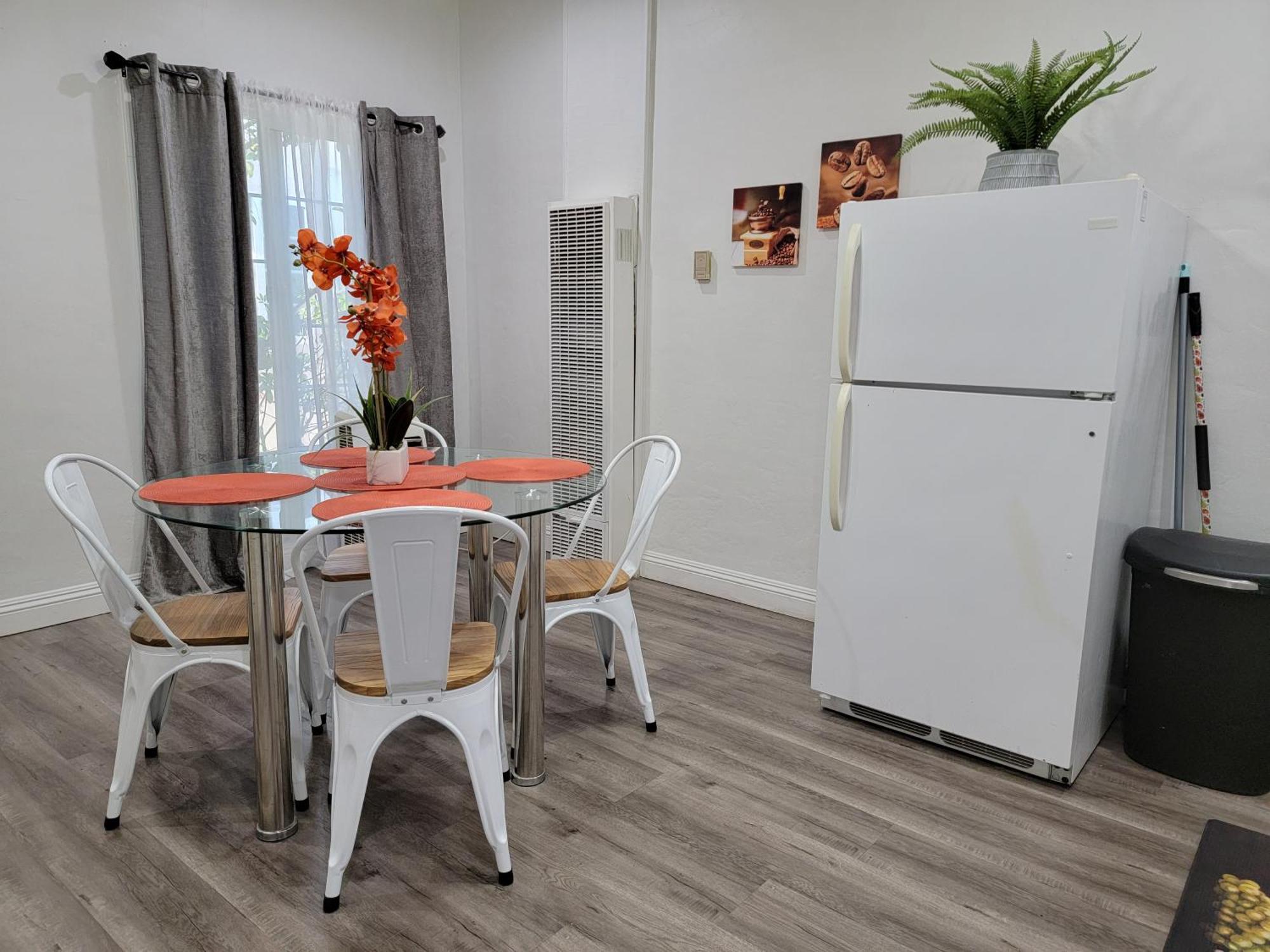 5 Minutes To Rodeo Drive! 2 Bedroom Man Cave Beverly Hills Adj Apartment *